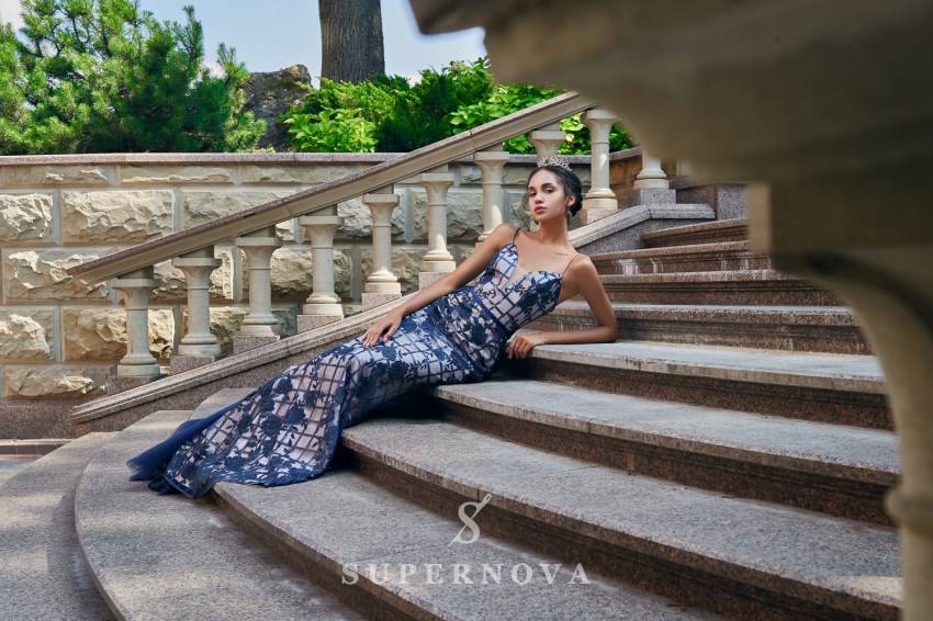 Приталенные вечерние платья из гипюра с пайетками от SuperNova. VN-039